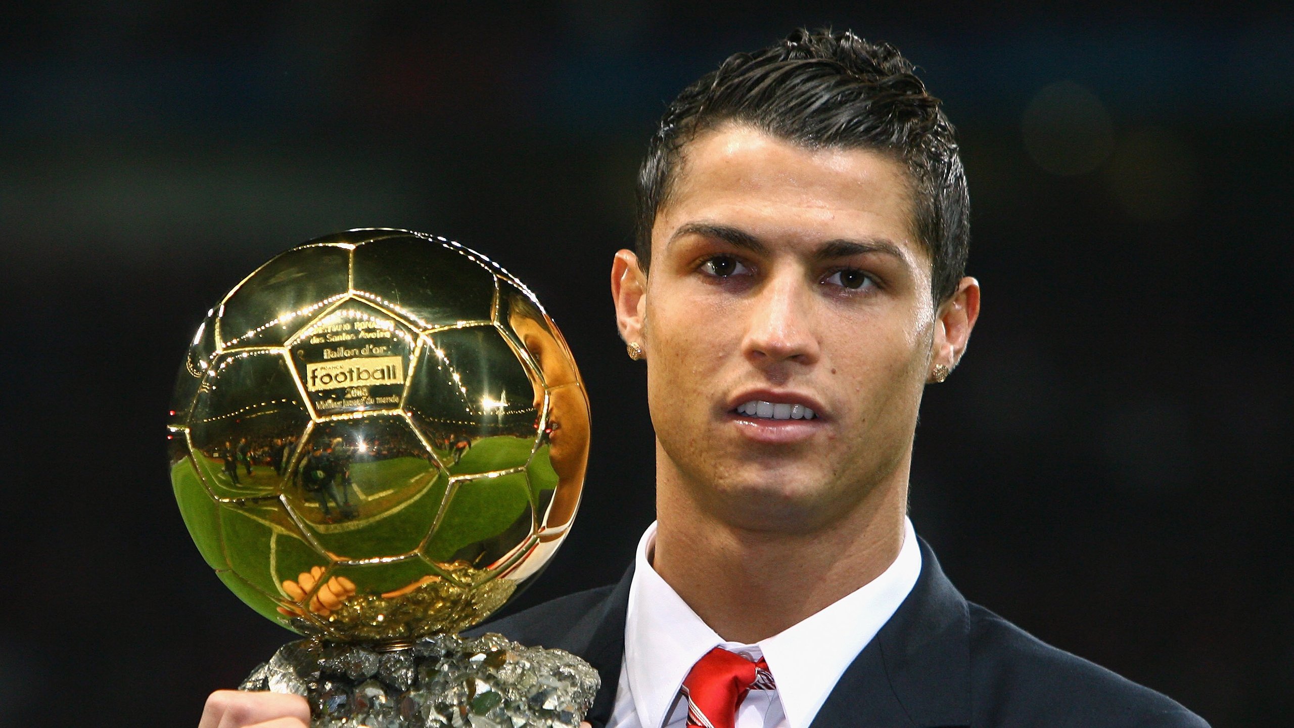 当奥林匹亚之光遇见安第斯雄鹰，萨拉赫的魔法之夜与希腊足球的战术完胜